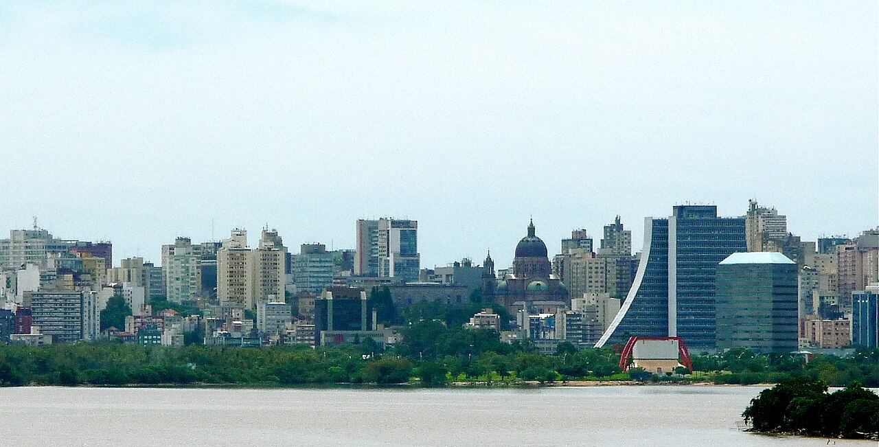 Vista do centro de Porto Alegre, Rio Grande do Sul, a partir do Guaíba, com prédios, a cúpula da Catedral Metropolitana e o Centro Administrativo do Estado
